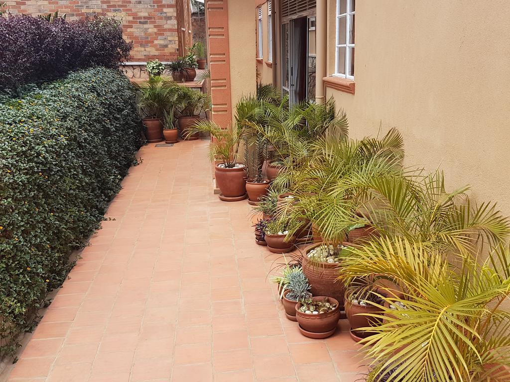 Pineapple Guest House Entebbe Exterior foto